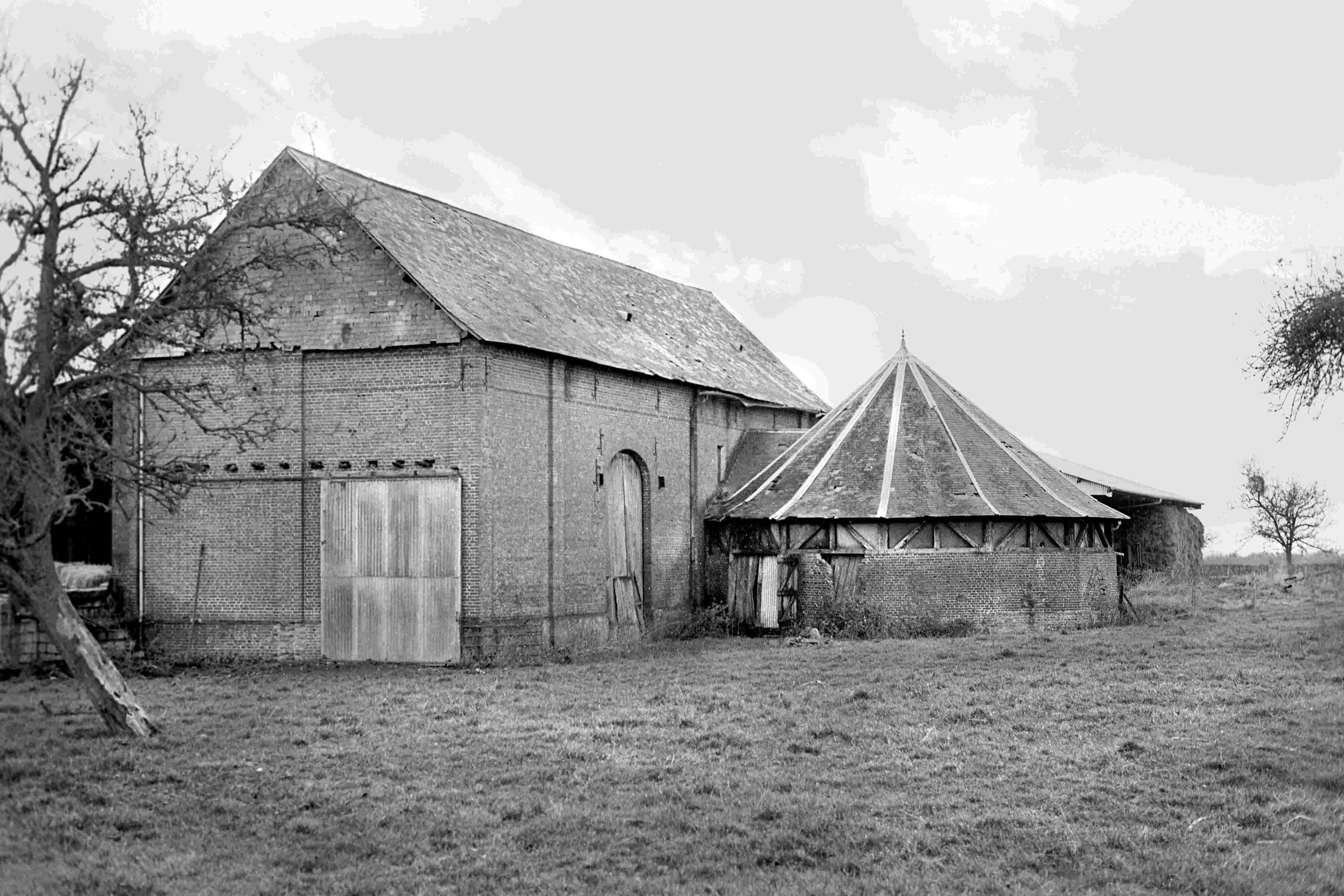 Un bâtiment à usage de manège dans une ferme de Bolleville (Seine-Maritime).