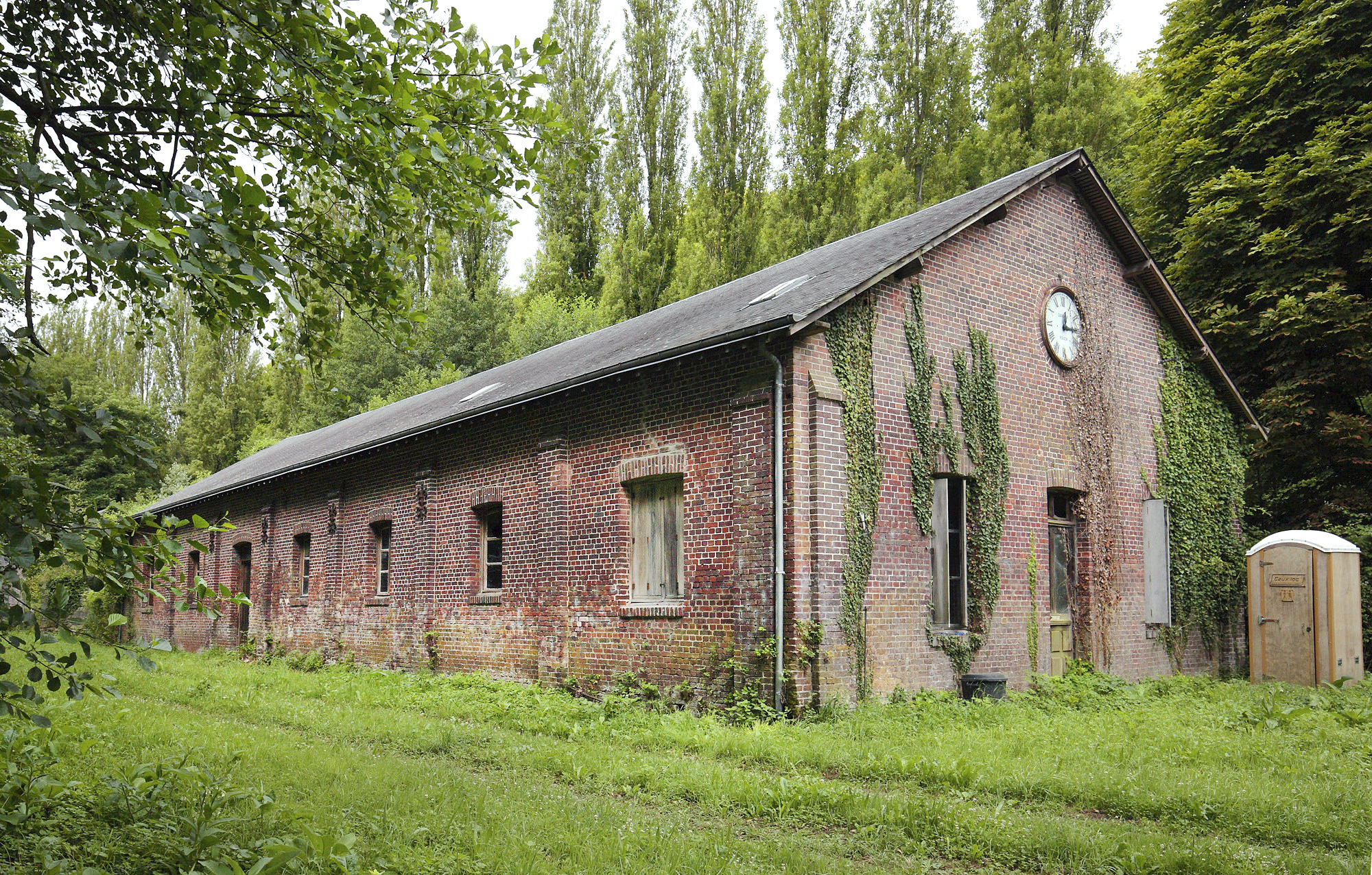 Photo du bâtiment de stockage dit de l'horloge, site de la filature Levavasseur.