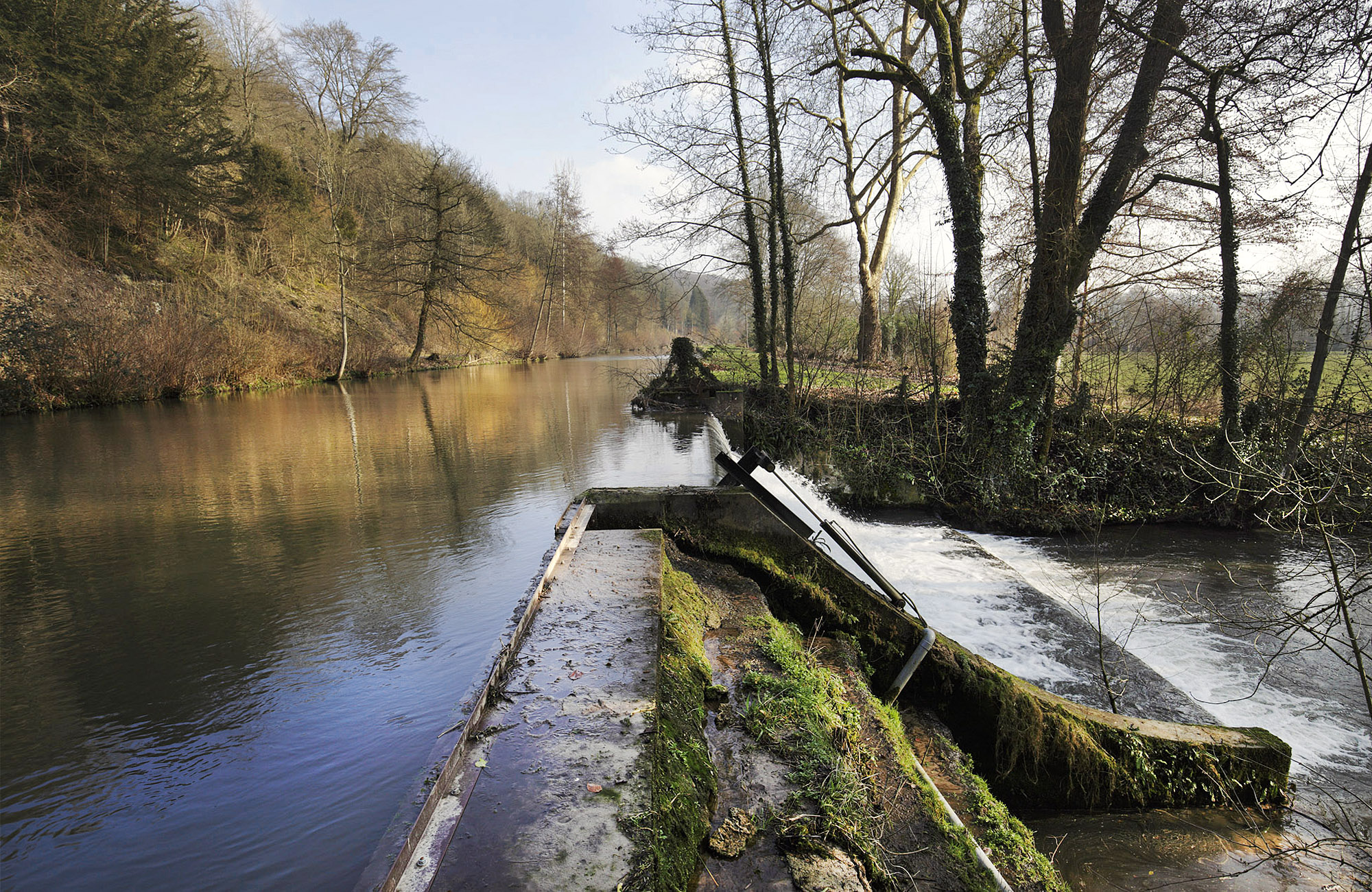 Photo de la filature Levavasseur, canal d'amenée et déversoir.