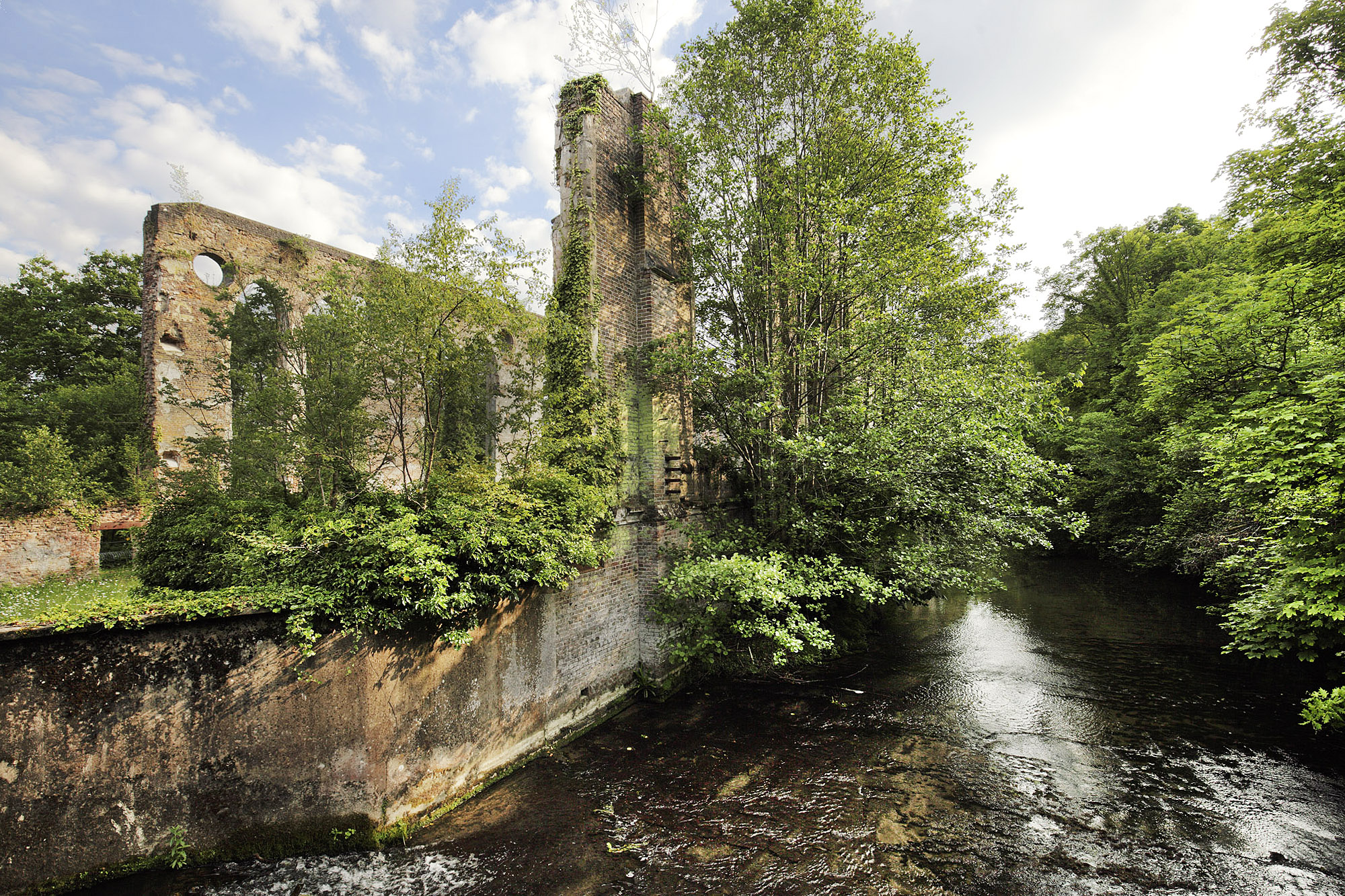 Canal de fuite et vestiges de la petite filature.