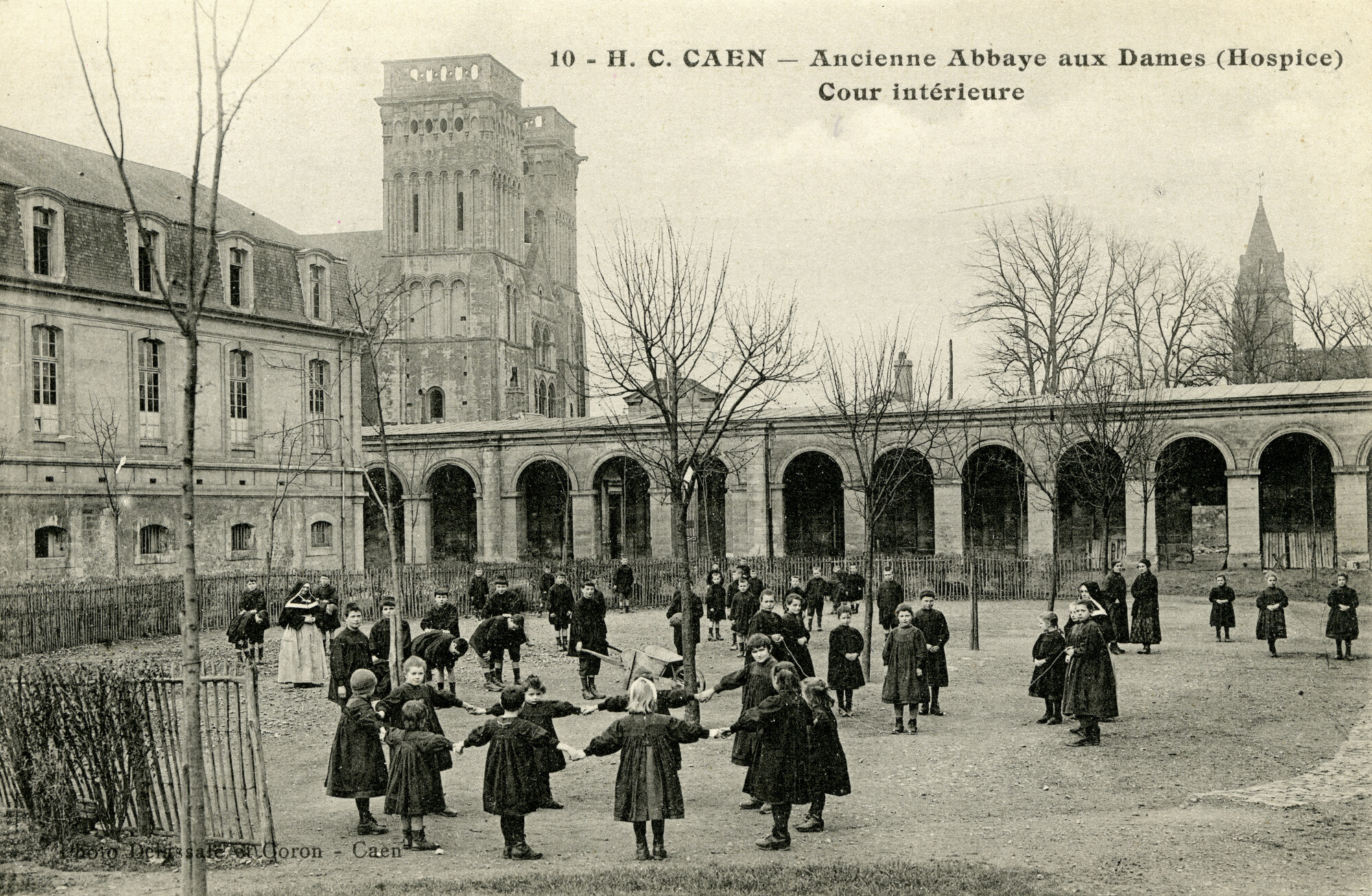 Carte postale de la cour intérieure de l'ancienne Abbaye aux Dames