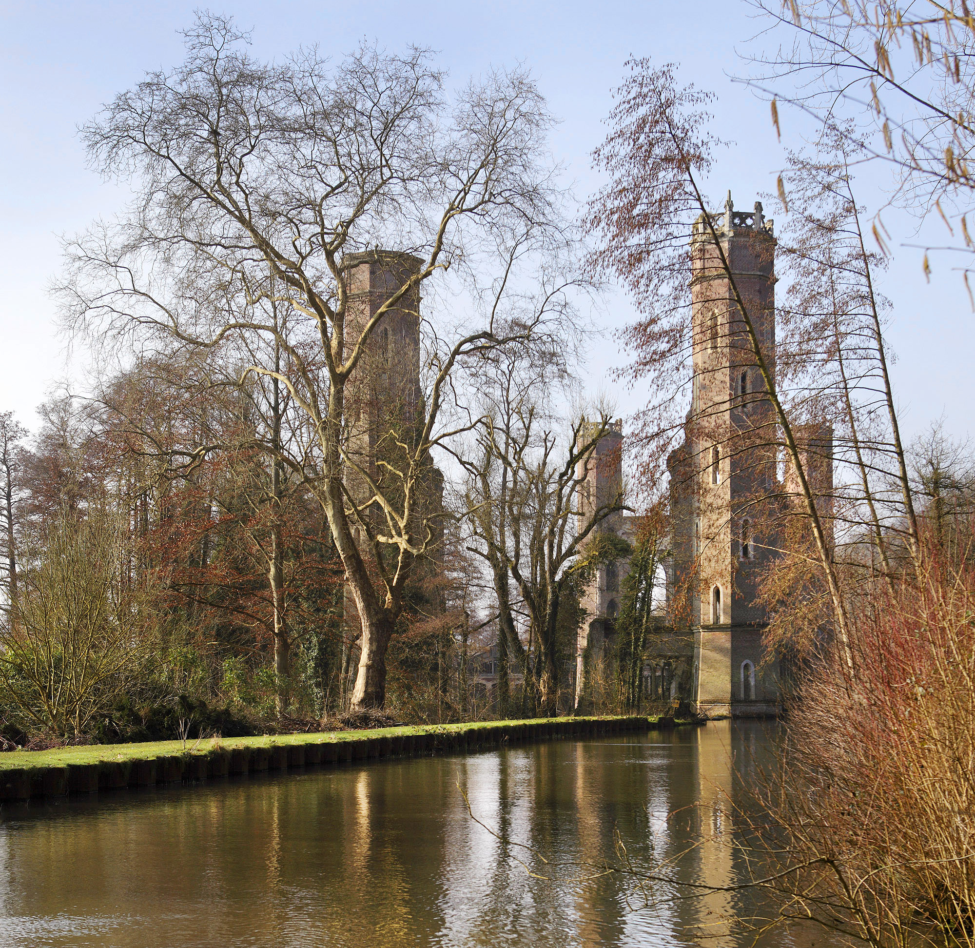 Photo de la filature Levavasseur à Pont-Saint-Pierre depuis le canal d'amenée.