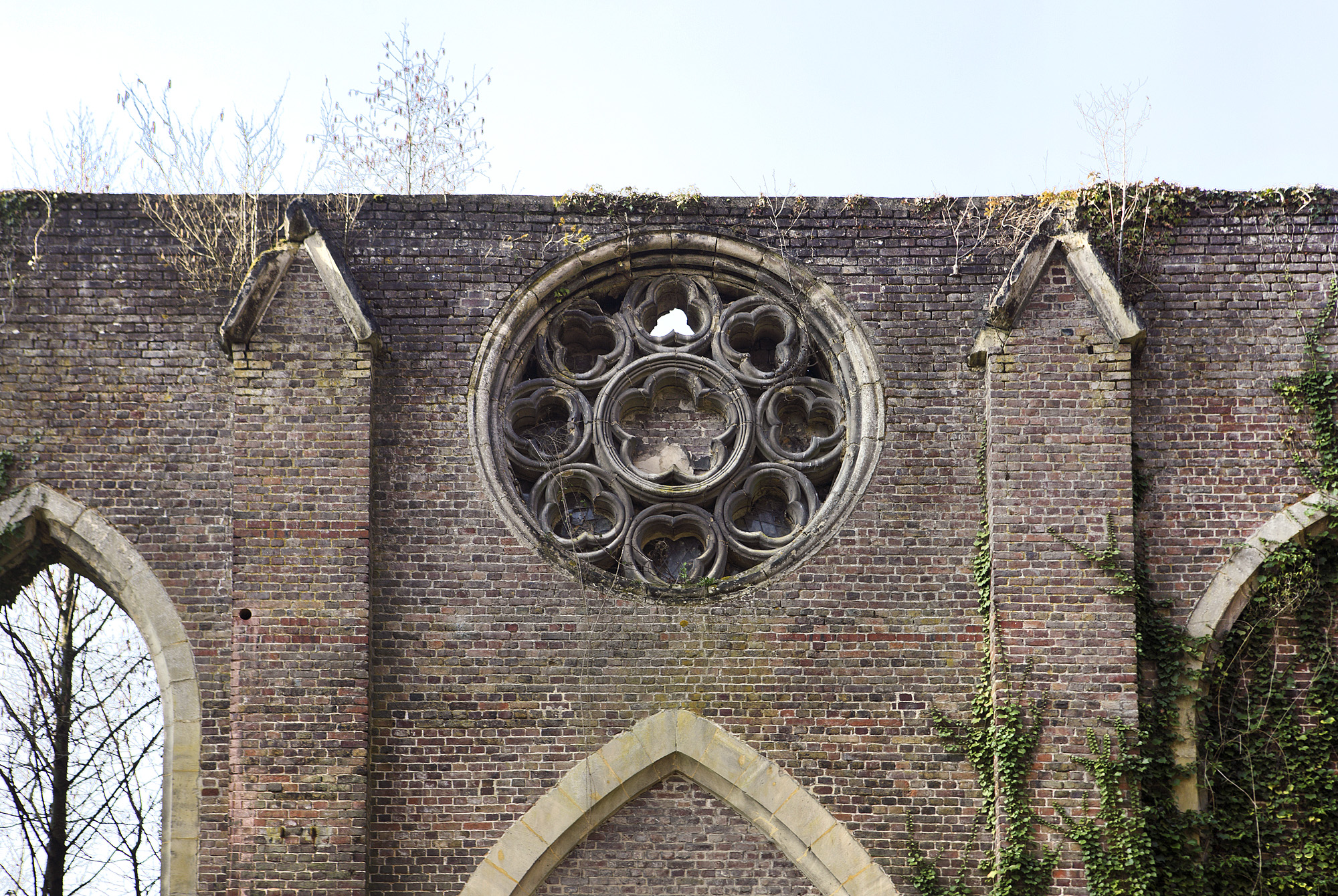 Photo de la petite filature, rosace et contreforts sur le site de la filature Levavasseur.