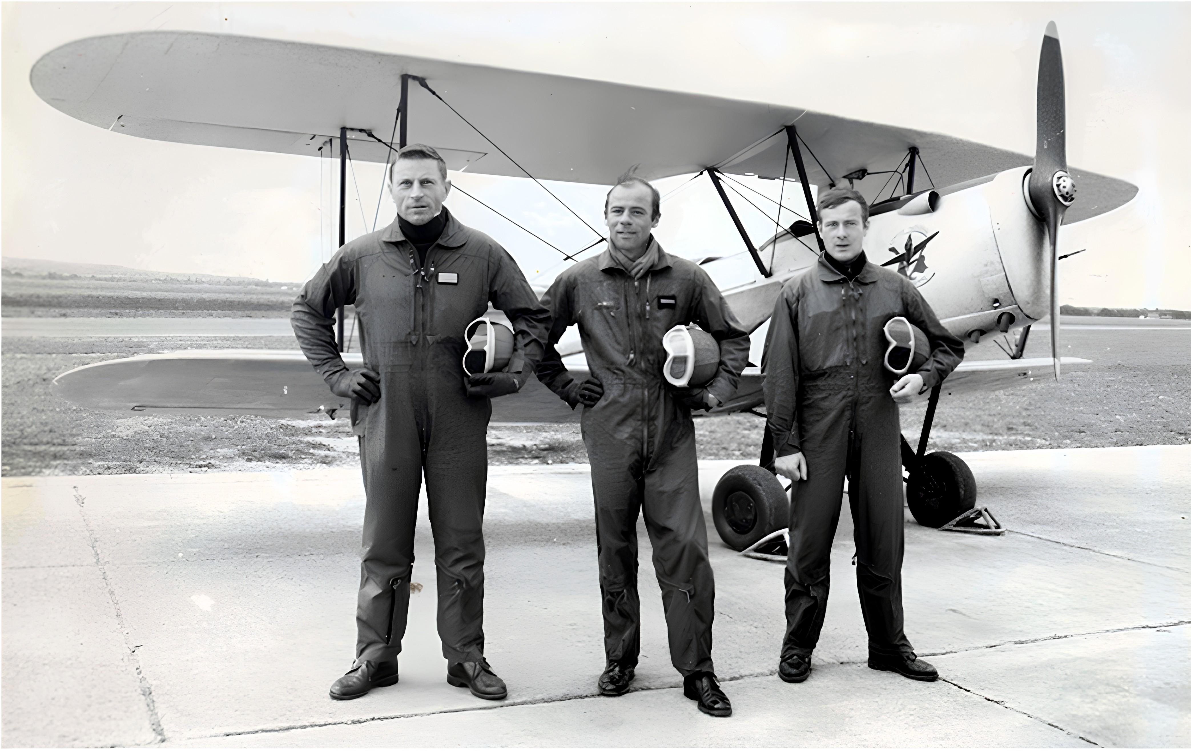 L’adjudant Daniel Héligoin, au centre, devant un Stampe de l’EVAA, 1968 (© ECPA-D).