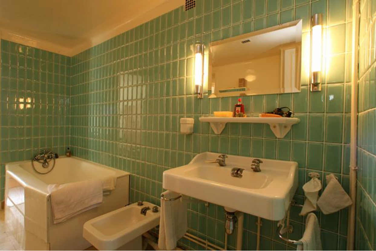 Salle de bains, photographie 2006. Eléments BLOCO : lavabo, étagère, bidet et baignoire-sabot.