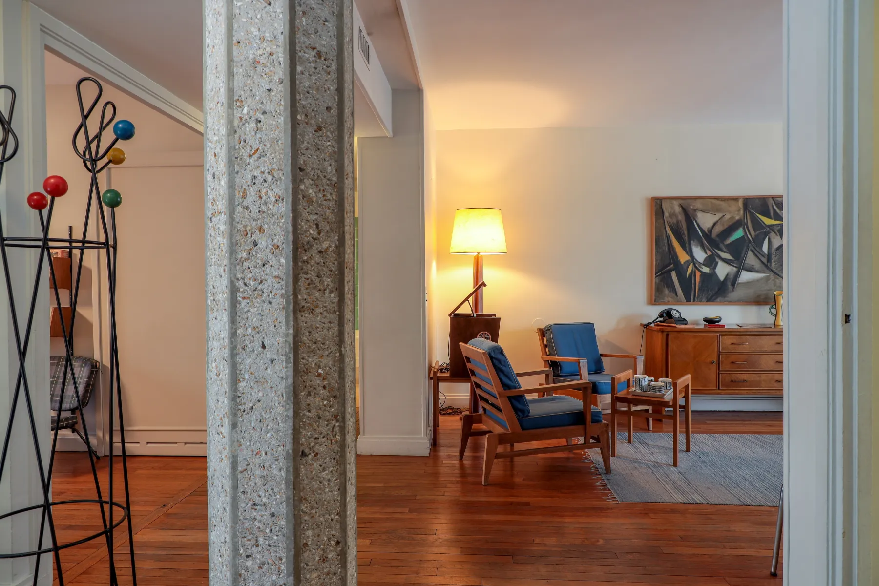 Entrée donnant sur le séjour, photographie par Philippe Bréard, 2015. Colonne Perret isolée.