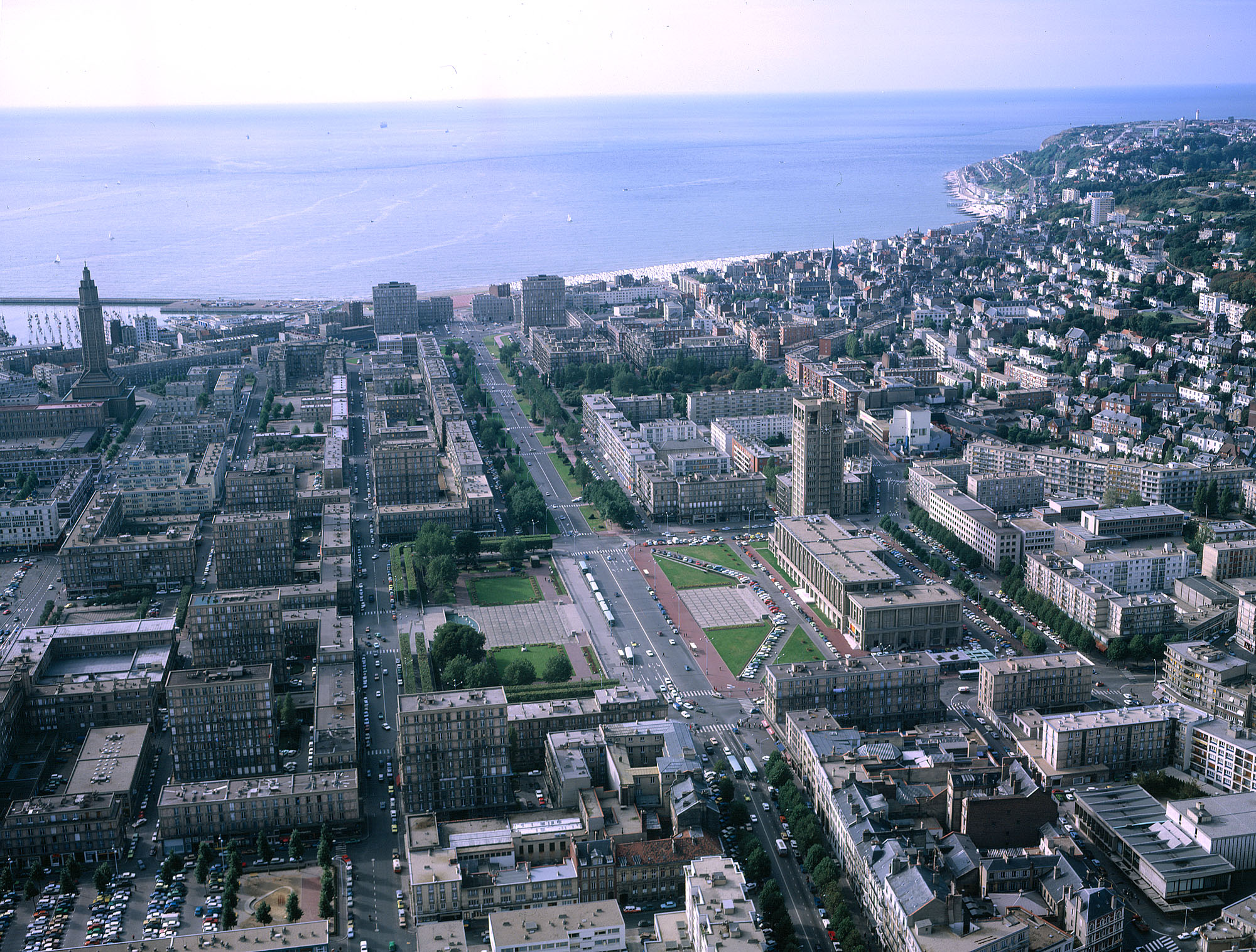Vue aérienne du centre-ville est-ouest. 