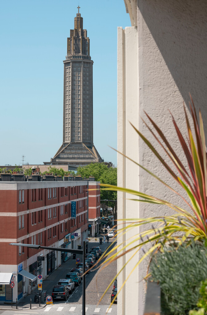 La tour de l'église Saint-Joseph vue d'un étage de l'îlot V42.