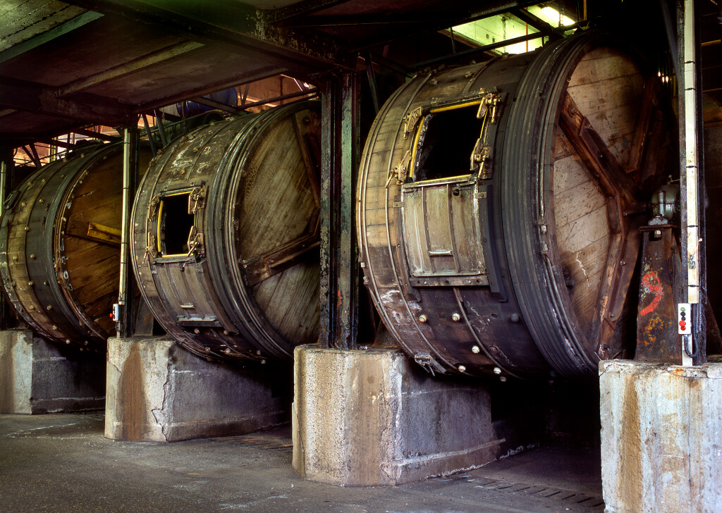 ensemble de 11 machines à teindre dites foulon de teinture Duchemin ; Vue de 3 foulons à teindre.