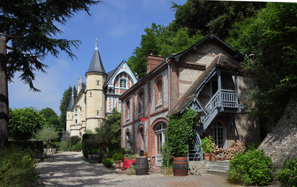 Demeure, dite manoir de Rétival. Ecuries et logis, vue d'ensemble depuis le sud est.
