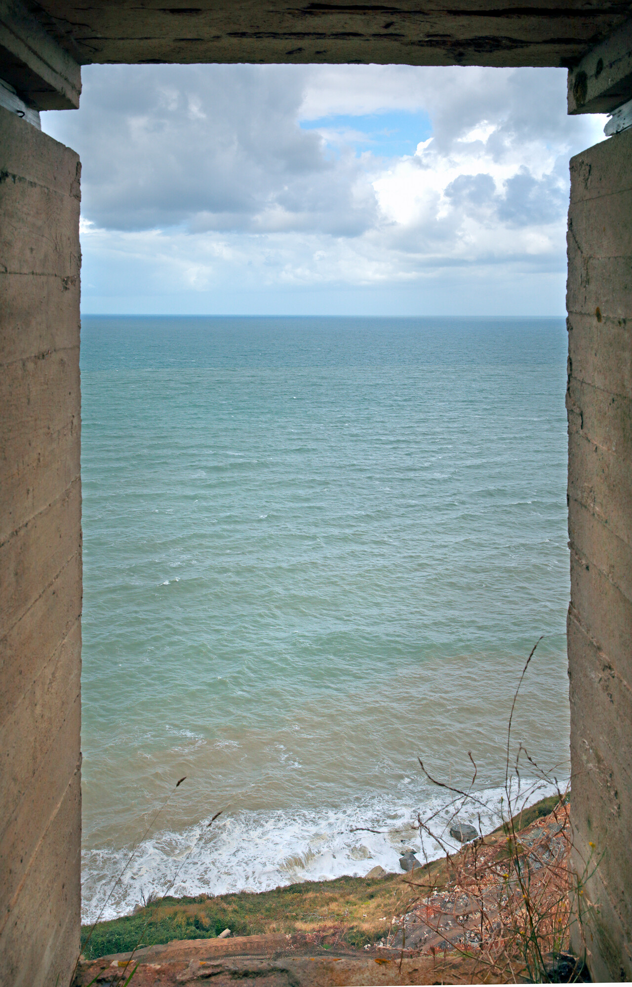 Forteresse du Havre (Festung) : batterie d'artillerie HKB Goldbrünner, lieu-dit "Clos des Ronces", Le Havre - position au sein du nid de résistance codé Wn015 ; Galerie bétonnée - bord de falaise à l'emplacement de l'ancien poste d'observation et de direction de tir. 