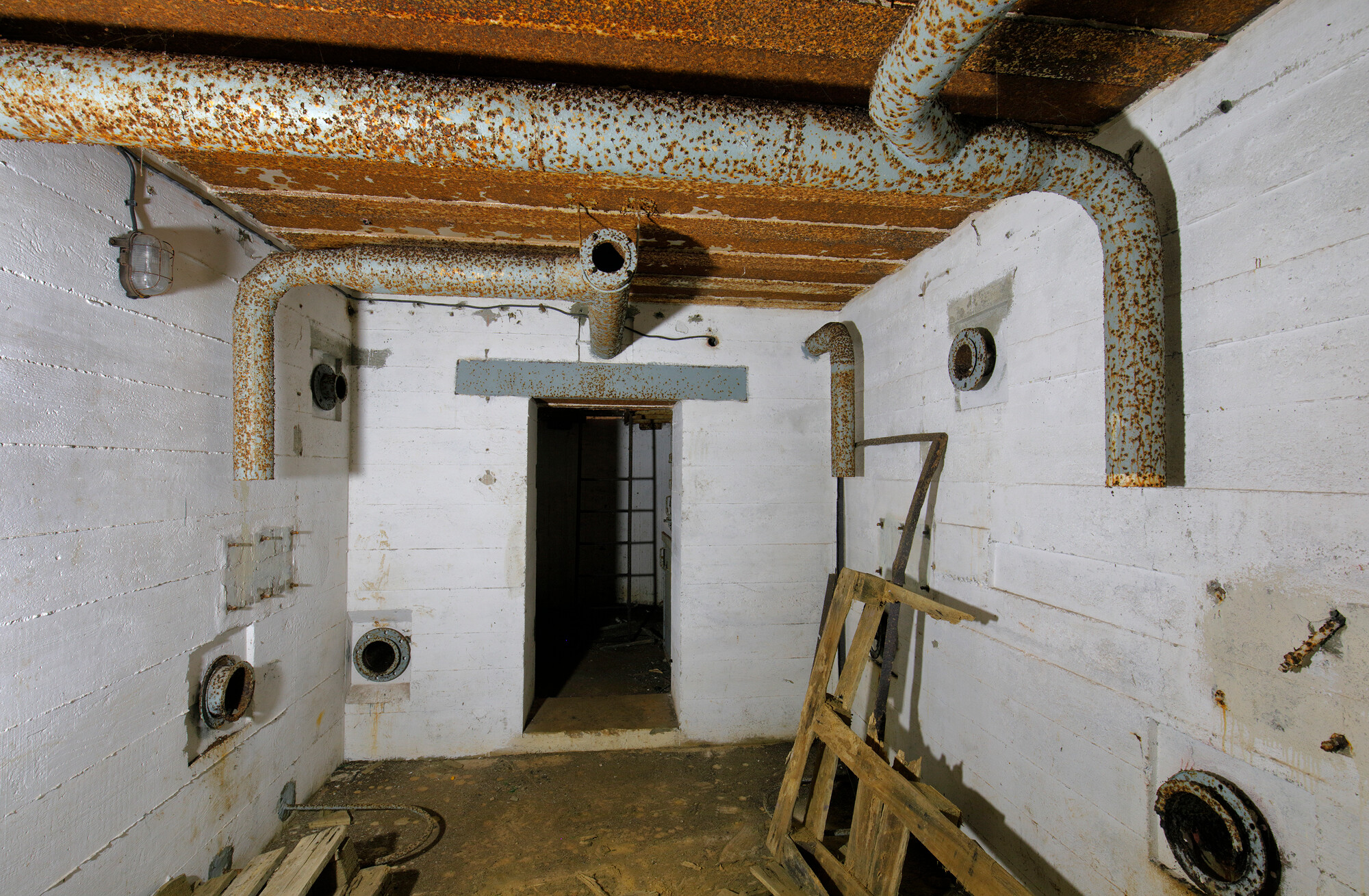 Détail d’un abri type R634 : vue intérieure, salle pour les équipements de ventilation et d'aération.