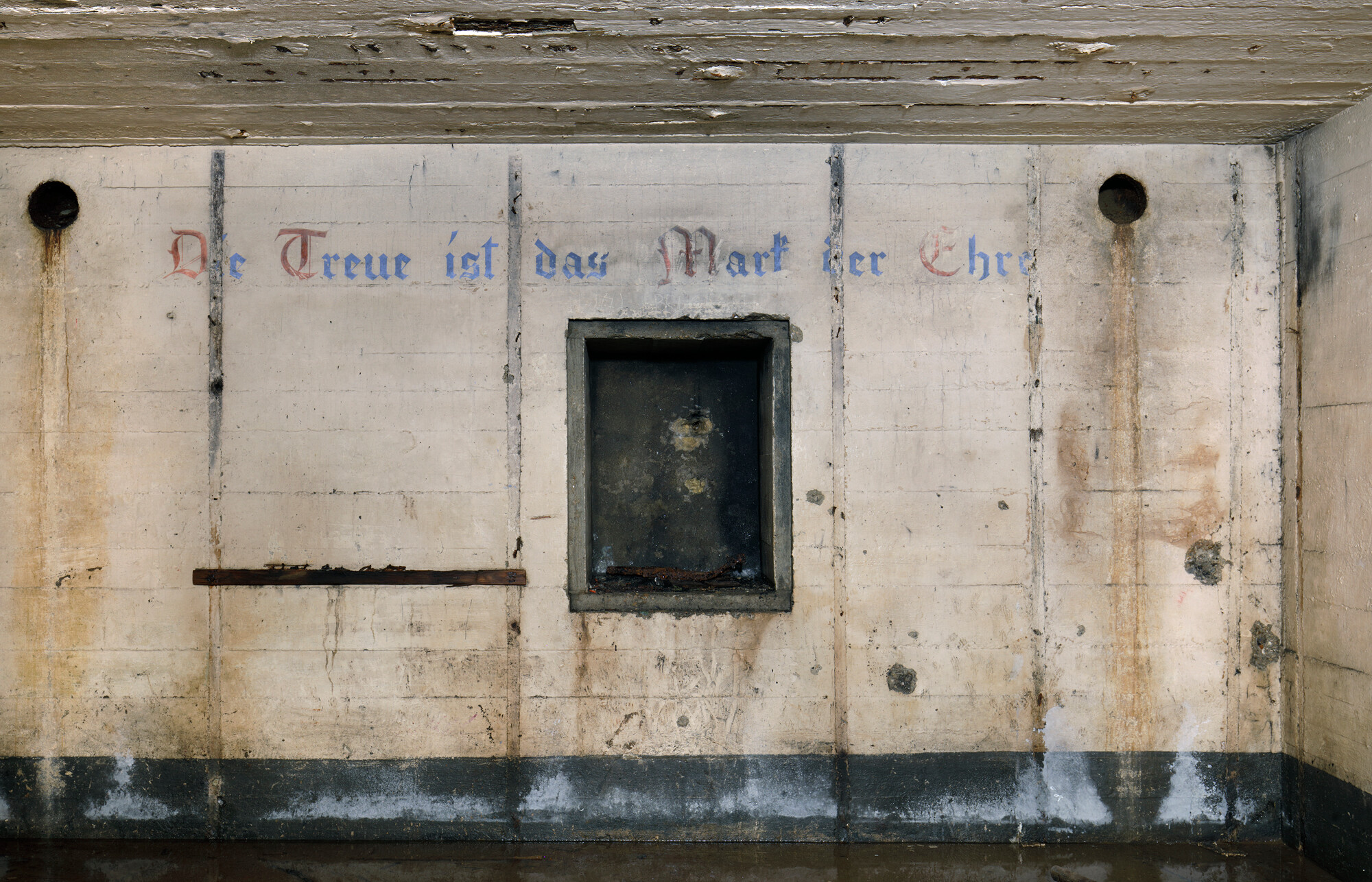Forteresse du Havre (Festung) : Batterie d'artillerie 2./H.A.A.1149 Févretot, Fontaine la Mallet - Wn084 ; Détail d'une maxime présente dans l'une des salles du complexe.