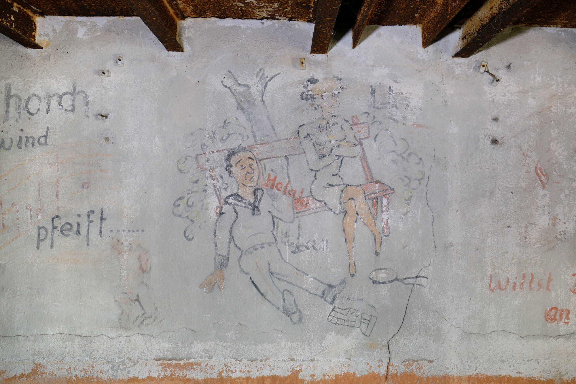 Le Havre, avant-port, ouvrages allemands de la digue nord, fresque : un marin allemand éconduit par une Française