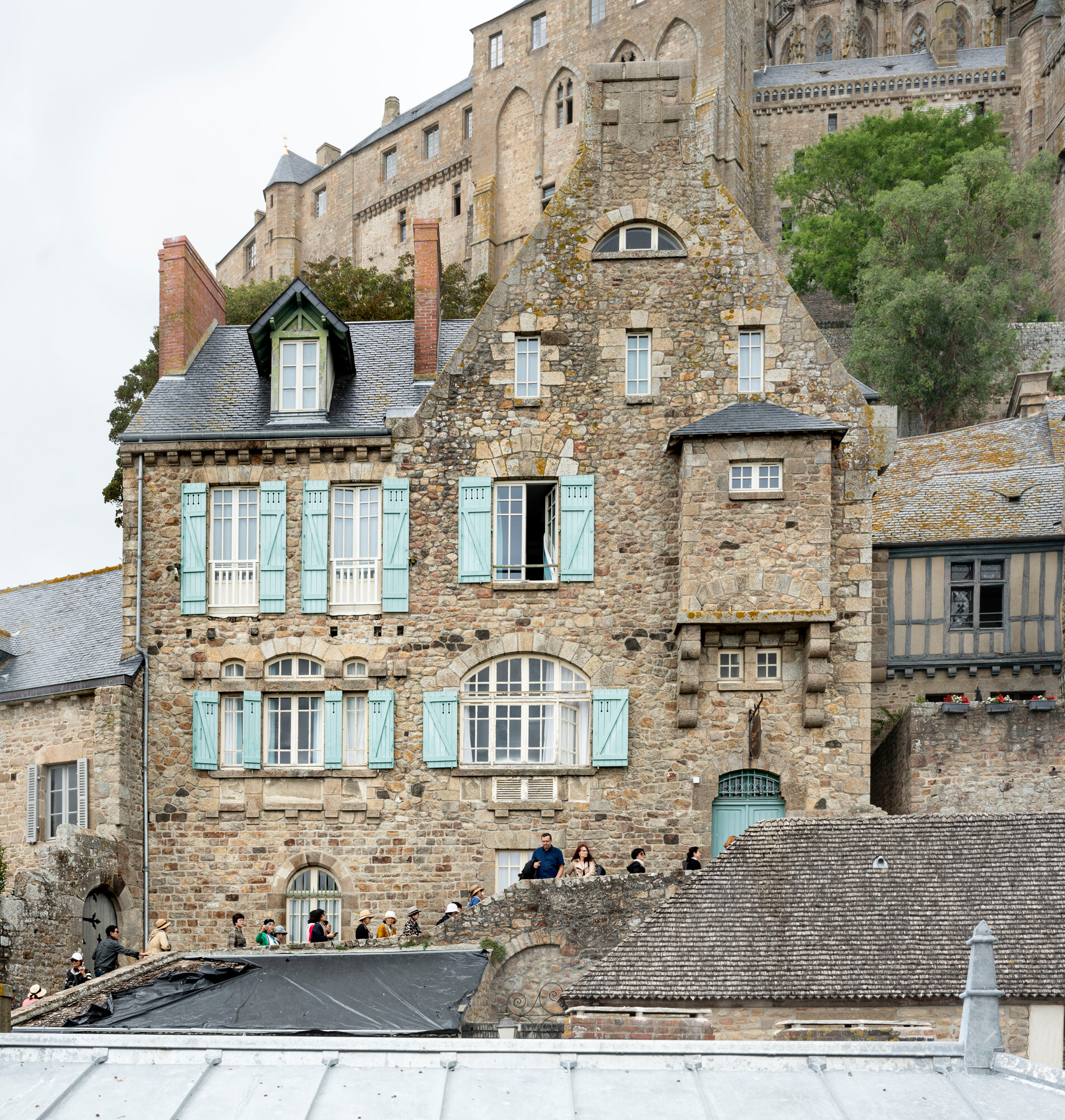 Au lieu-dit des Trois Piliers, Annette et Victor Poulard font construire une grande villa dans le style régionaliste qu’ils baptisent l’Ermitage. C’est là qu’ils prennent leur retraite en 1906, après trente années de labeur dans la restauration. © Région Normandie – Inventaire général, Manuel de Rugy