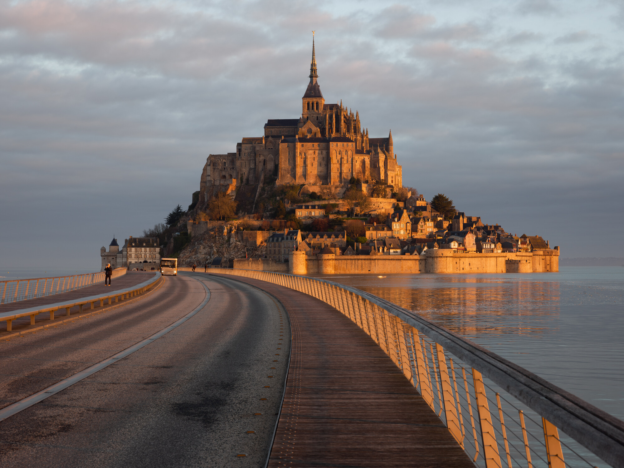 Les grands travaux de Rétablissement du caractère maritime du Mont Saint-Michel (1995-2015) ont accompli le vœu hugolien de rendre au Mont son caractère insulaire. Un pont-passerelle, imaginé par l’architecte autrichien Dietmar Feichtinger, trace un cheminement aérien, d’où le visiteur découvre le site d’une façon sublime. ©  Région Normandie – Inventaire général, Patrick Merret