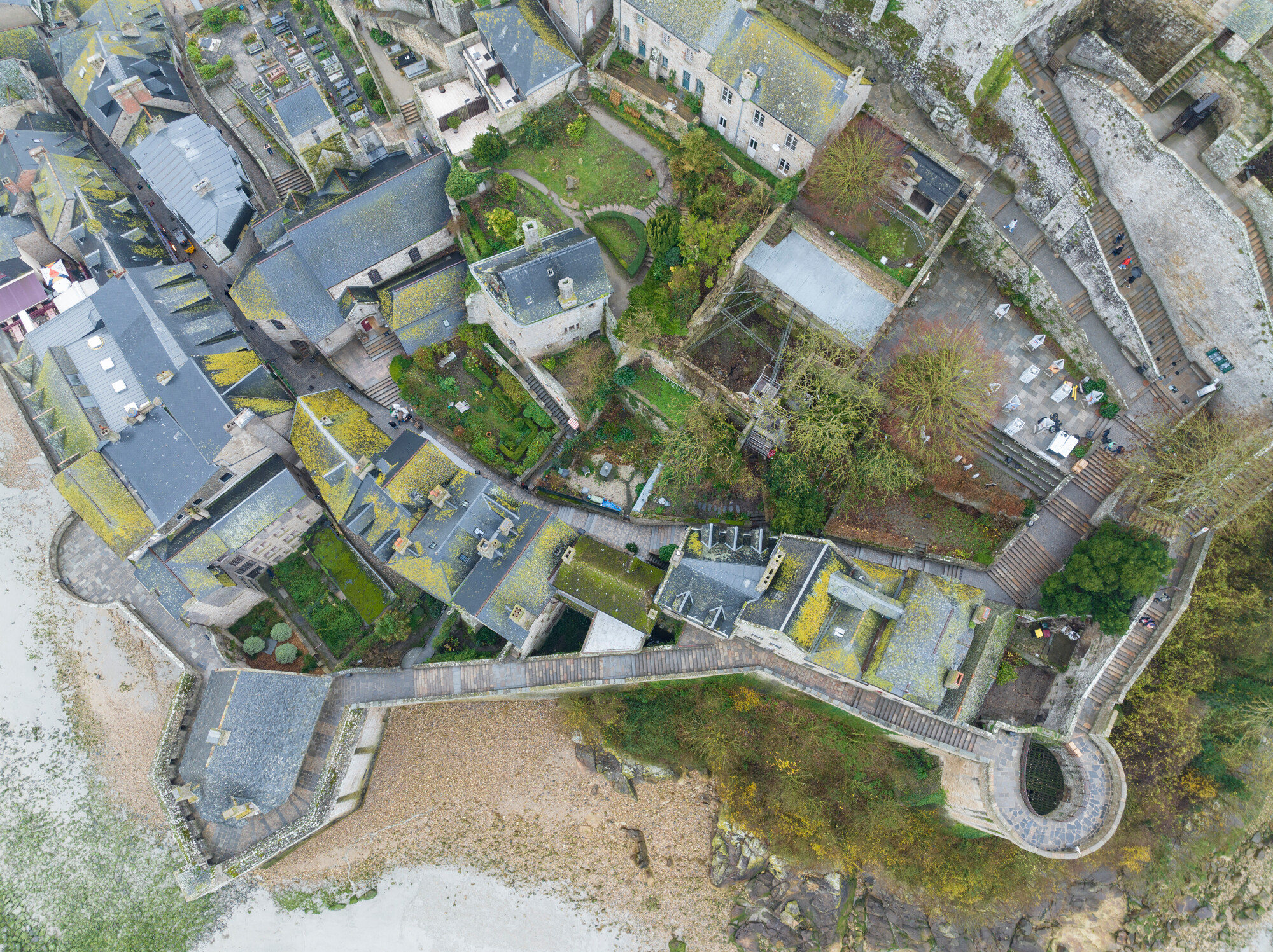 Implanté à mi-pente du rocher, l’église Saint-Pierre a profondément marqué la ville qui s’est d’abord développée au nord-est, sur un point élevé du rocher. © Région Normand – Inventaire général, Arnaud Poirier