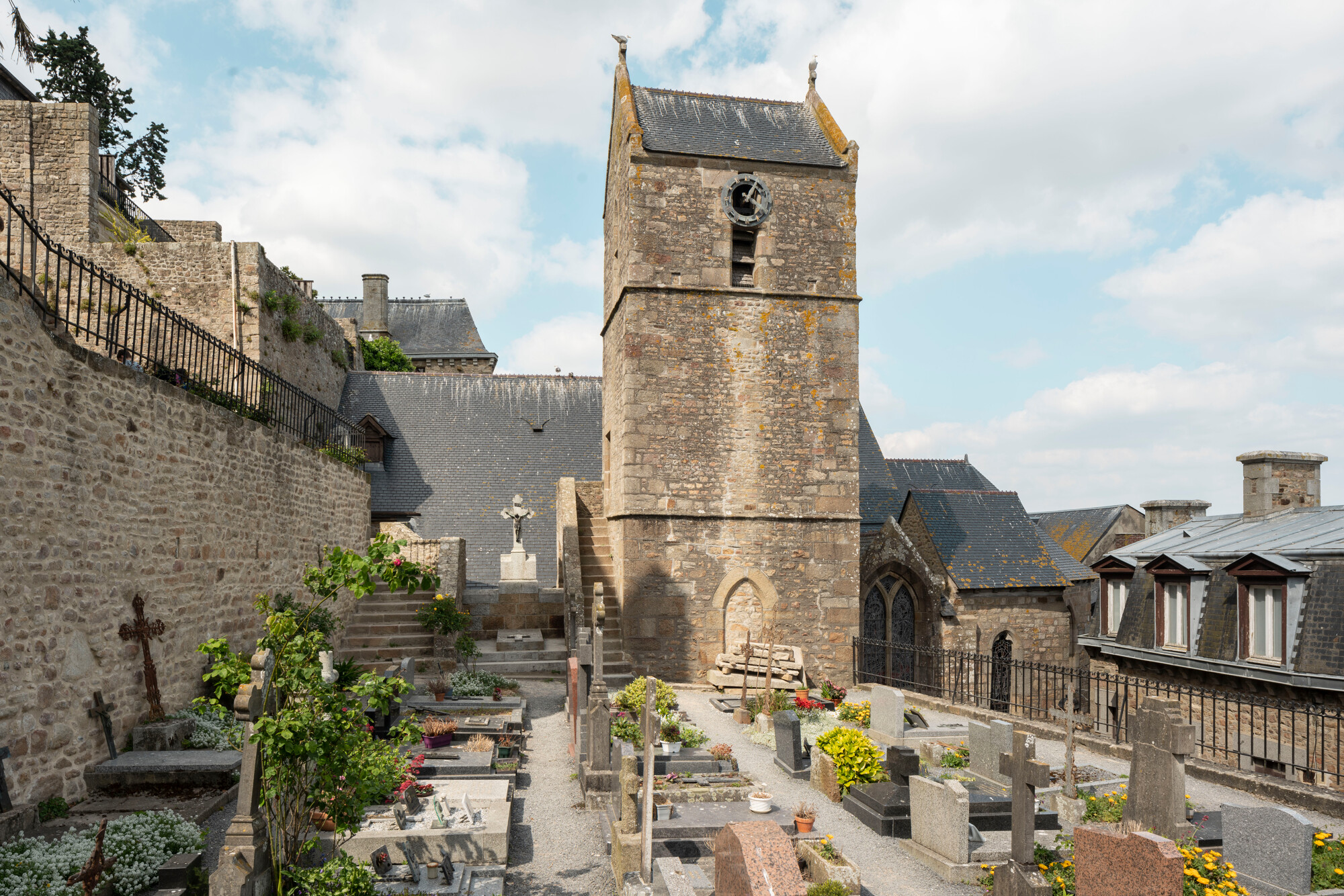 L’église paroissiale est un édifice roman à l’évolution complexe, qui a connu plusieurs modifications entre le XIVe et le XIXe siècle