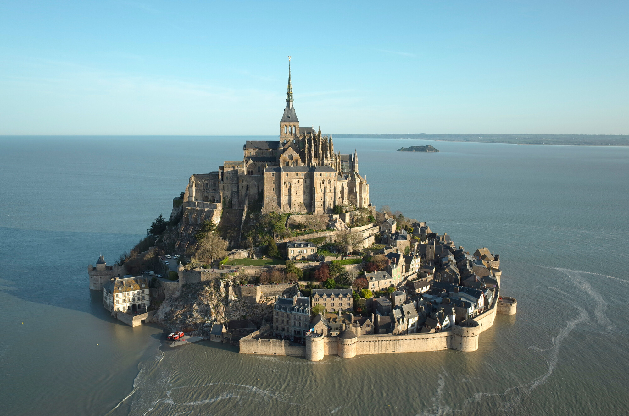 Vue aérienne méridionale de la fortification urbaine à marée haute, du corps de garde des bourgeois à la tour Boucle. © Région Normandie – Inventaire général, François Levalet