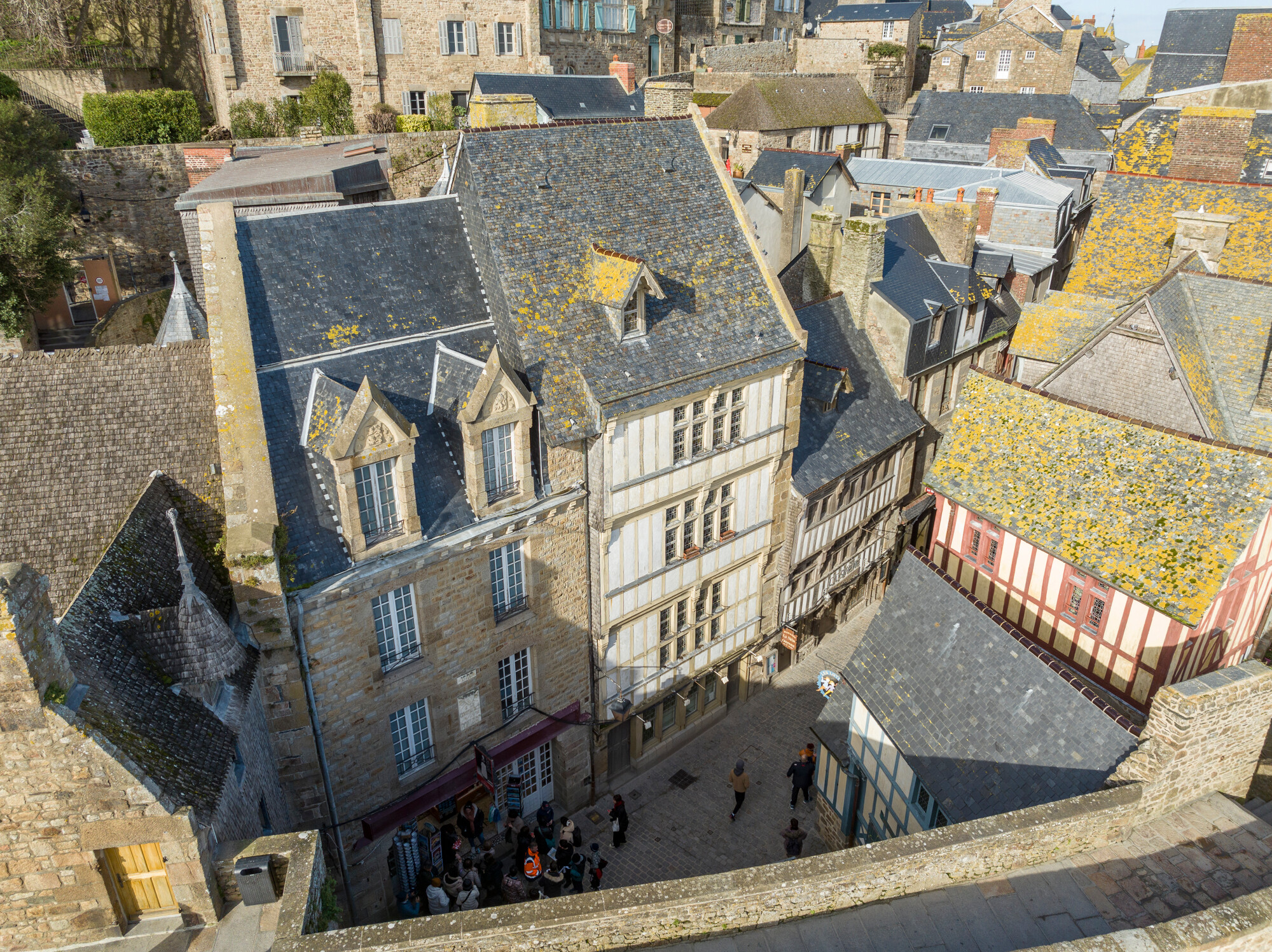 Les modifications et reconstructions intervenues aux époques modernes et contemporaines ont relativement épargné le parcellaire laniéré. Dans le bas de la rue, les maisons Saint-Pierre et la Sirène, construites dans la seconde moitié du XVe siècle, présentent un mur-gouttereau sur rue.  © Région Normandie – Inventaire général, Arnaud Poirier