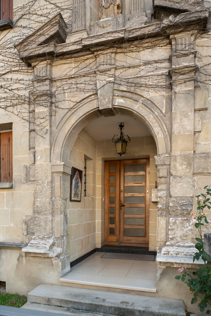 presbytère (détruit et reconstruit) ; Vue de l'ancien porche du couvent des Augustines servant d'entrée au presbytère.