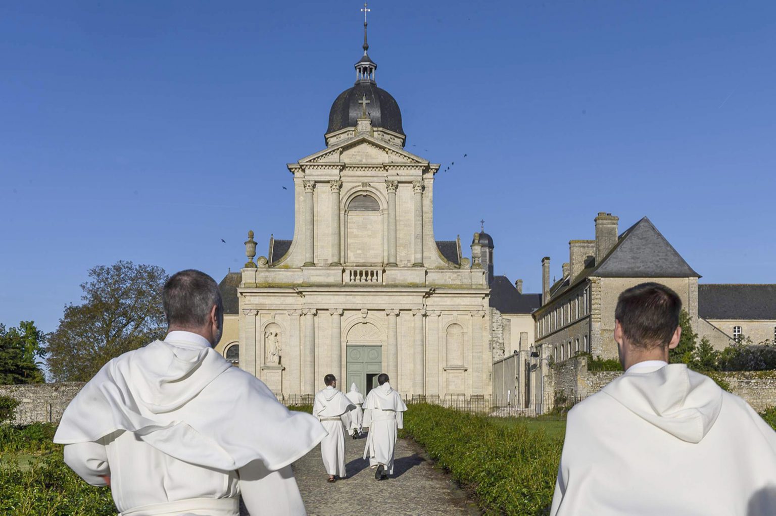 L'ordre des Prémontrés devant l'Abbaye de Mondaye