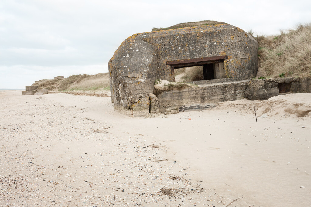 Blockhaus à Saint-Martin-de-Varreville; Utah Beach. (c) Région Normandie - Inventaire général ; de Rugy Manuel.
