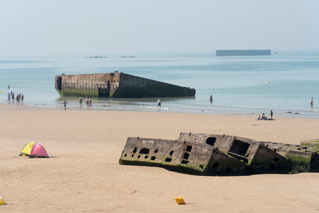 Flotteurs sur la plage d'Arromanches. 