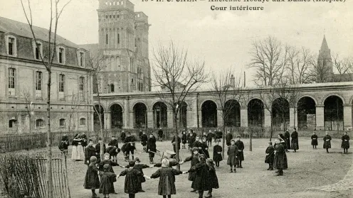 Carte postale de la cour intérieure de l'ancienne Abbaye aux Dames