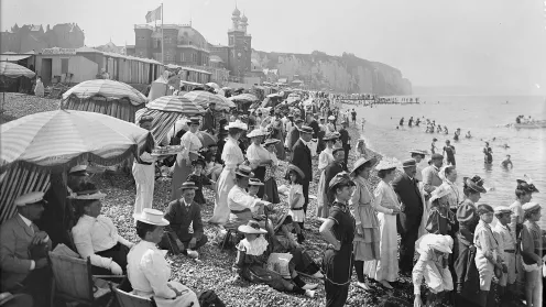 Photographies d'estivant sur la plage de Dieppe, début 20ème siècle.
