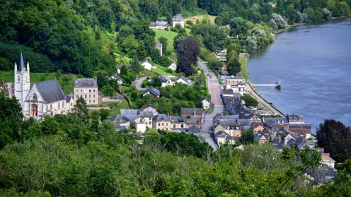 Village de Villequier.- Vue rapprochée depuis le belvédère du bois de Villequier.