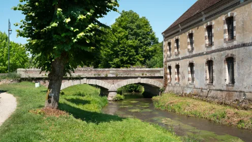 Pont rouge et ancienne tannerie à Longny-au-Perche