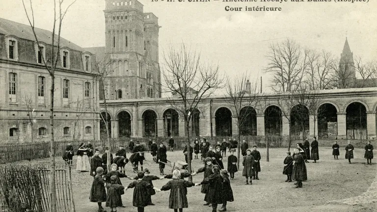 Carte postale de la cour intérieure de l'ancienne Abbaye aux Dames