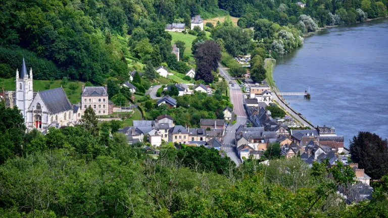 Village de Villequier.- Vue rapprochée depuis le belvédère du bois de Villequier.