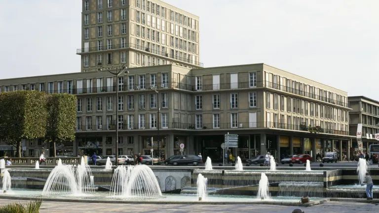 Ilot V37, élévations sur la place de l'Hôtel de Ville et la rue de Paris, 1994.