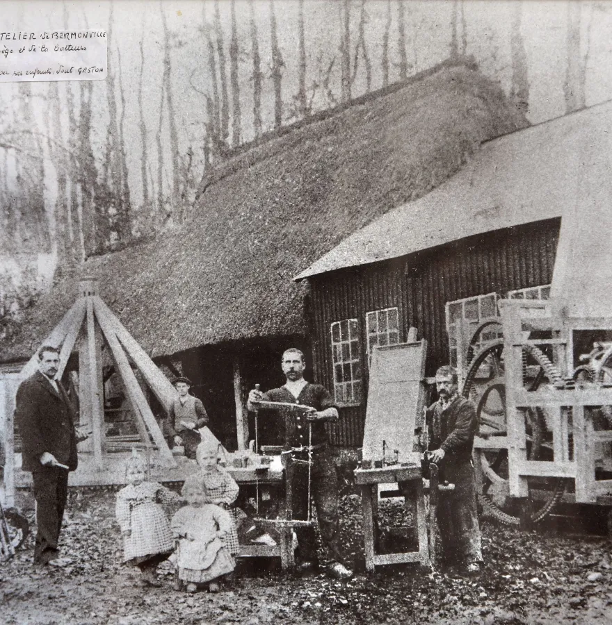 Photo de l’atelier Soudais, constructeur de manèges et batteuses à Bermonville (Seine-Maritime) en 1895. Collection particulière.