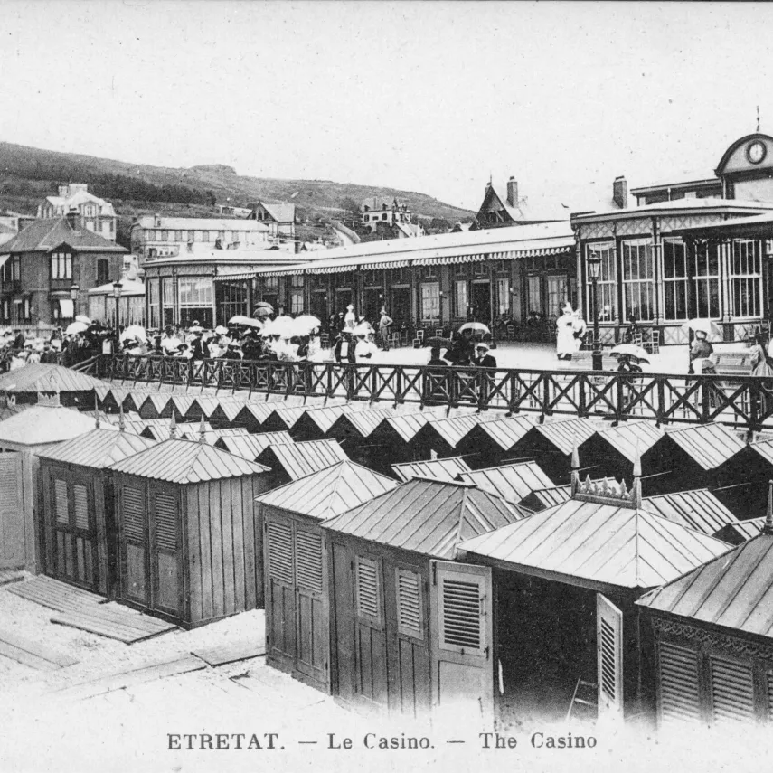 Carte postale de 1910, le casino et les cabines de bains à Etretat