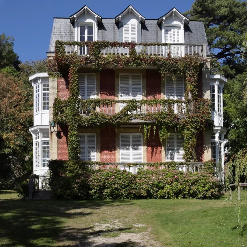 Photographie de la façade principale de la villa Médéric à Etretat.