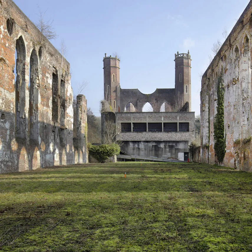 Photo des vestiges de la petite filature au premier plan, centrale  hydroélectrique et filature-cathédrale à l'arrière-plan.