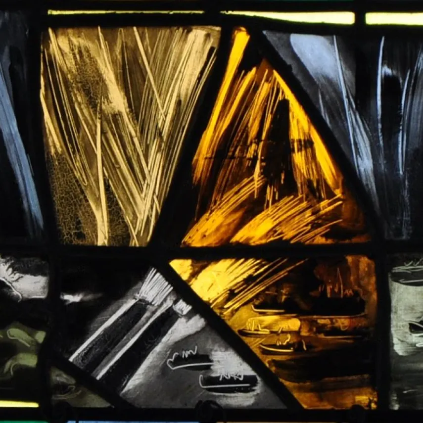 Photo d'une baie de l'église médiévale Saint-Martin de Tracy-sur-Mer représentant le Débarquement devant Omaha Beach.