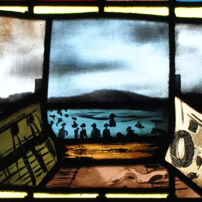 Baie de l'église médiévale Saint-Martin de Tracy-sur-mer représentant le Débarquement. 