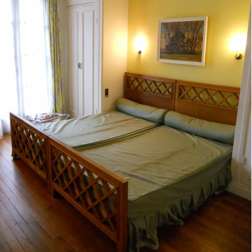 Chambre des parents, photographie 2006. Mobilier d’André Beaudouin