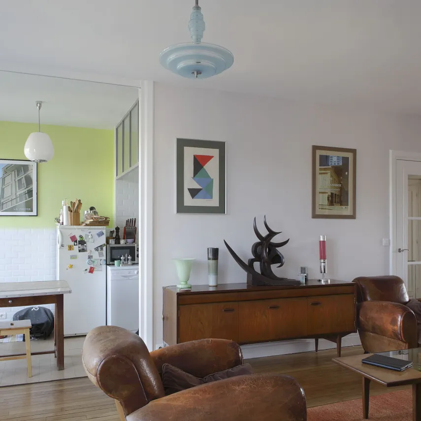 Séjour, ouverture en accordéon sur le coin repas de la cuisine, photographie, 2014. Vide ordure et table à abattant