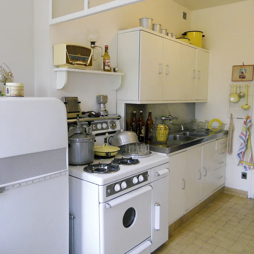 Cuisine, photographie par Philippe Bréard, 2015. Bloc placard et évier CEPAC, réfrigérateur et gazinière. Séparation vitrée pour retenir fumée et odeurs.