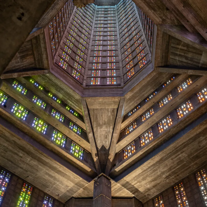 Eglise Saint-Joseph. Parois sud et est de la pyramide tronquée et de la tour lanterne.