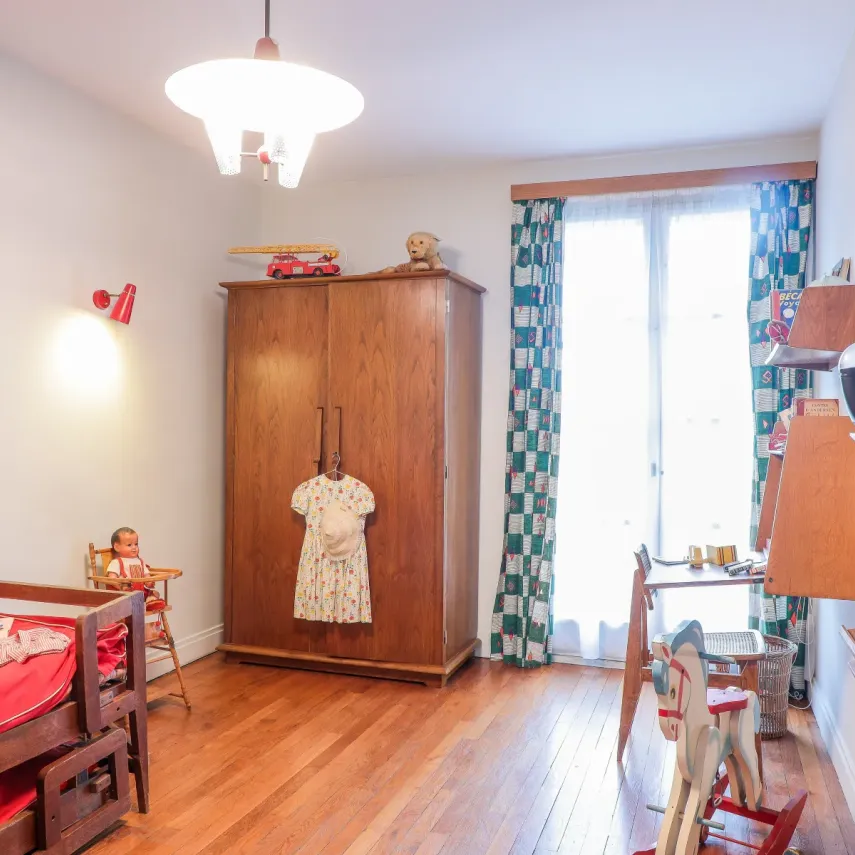 Chambre des enfants, photographie Philippe Bréard, 2015. Mobilier Marcel Gascoin, lits gigognes, armoire Arhec, secrétaire mural à abattant, tableau noir et étagères. 