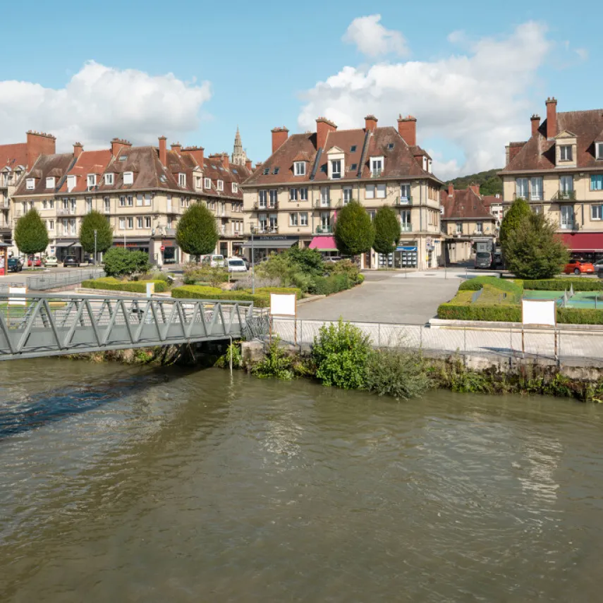 Front urbain, Front de Seine ; Ensemble bâti Reconstruction en front de Seine, partie ouest, vue depuis le bac n° 10 servant d'embarcadère. 