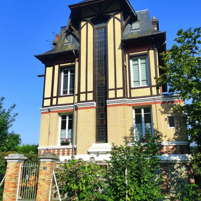 Les maisons de la rue Naguet de Saint-Vulfran de Villequier ; Maison type villa.- Rue Naguet de Saint-Vulfran