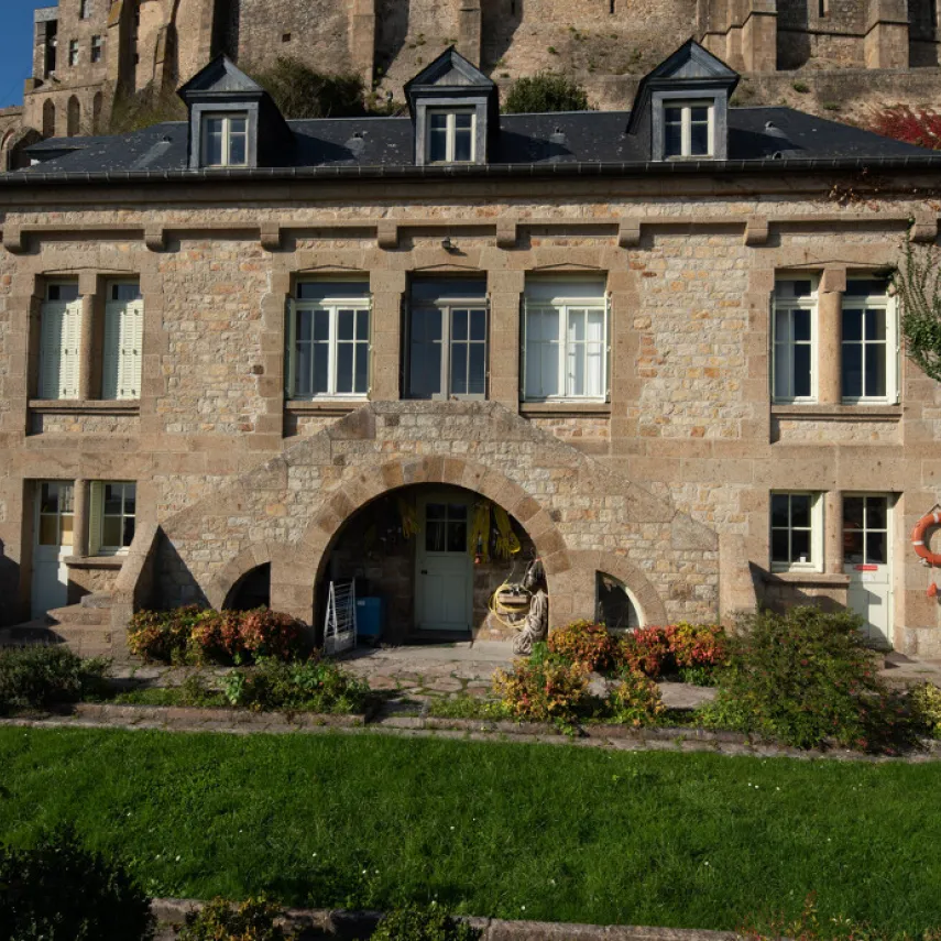 Au lieu-dit Le Tripot, le logis Sainte-Catherine et son jardin occupent un secteur haut du village, en contrebas du logis abbatial. Albert Victor Poulard (1873-1950), neuro-ophtalmologiste réputé des Hôpitaux de Paris, en a fait sa résidence secondaire. © Région Normandie – Inventaire général, Patrick Merret